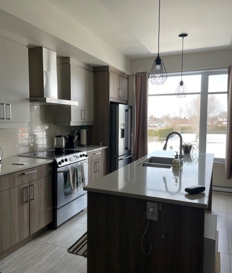 Cusine avec grand ilôt, comptoir en quartz