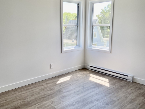 Grande chambre avec fenêtre en coin