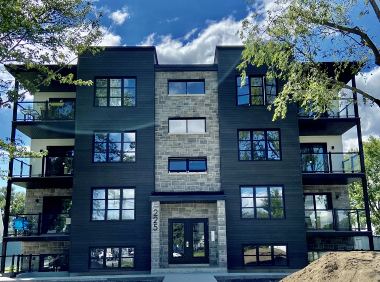 Devanture de l'immeuble ensoleillé