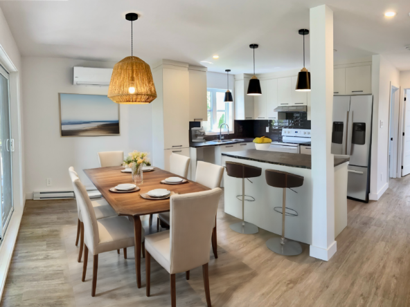 Espace commun, salle à manger et cuisine avec ilôt et comptoir déjeuner