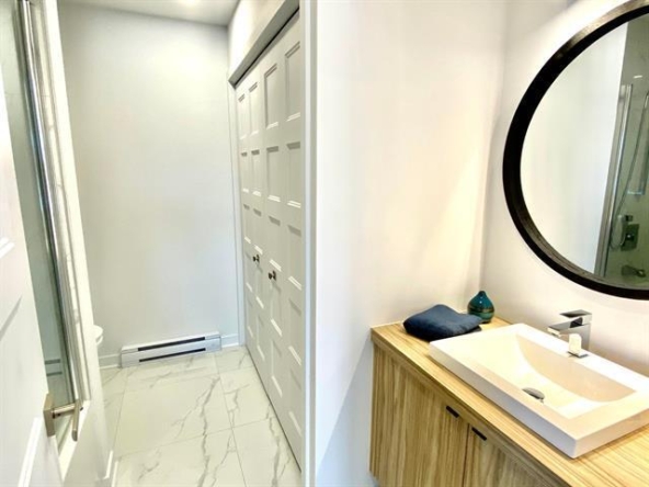 Vanité de salle de bain avec grand miroir rond