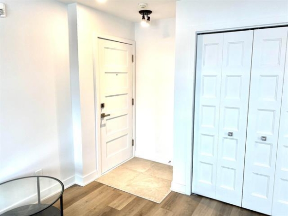 Entrée du logement avec garde-robe d'entrée