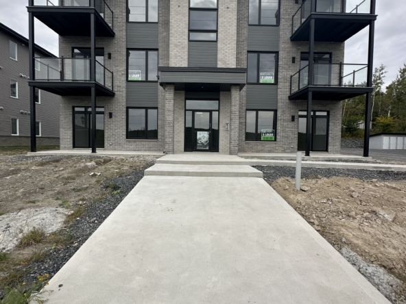 Façade extérieur de l'immeuble 225 Louis-Joseph Papineau à Cowansville